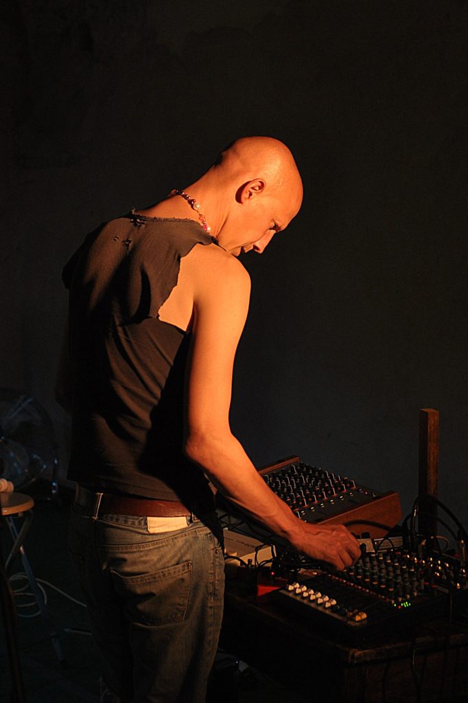 Alex Jacob en résidence solo au Renard Mesquin (Carsan-Gard-Occitanie), août 2020, Photos Pierre Pujuguet