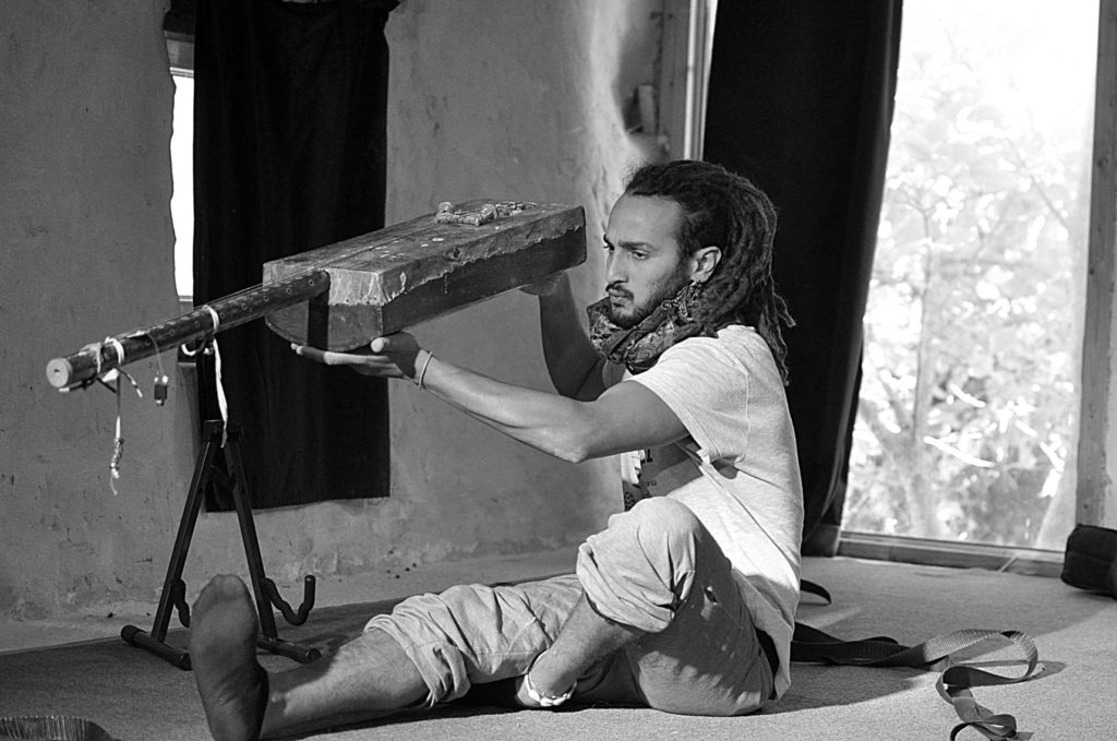 Yassine Hmaine en résidence d'artiste au Renard Mesquin (sept2020) photo de Pierre Pujuguet
