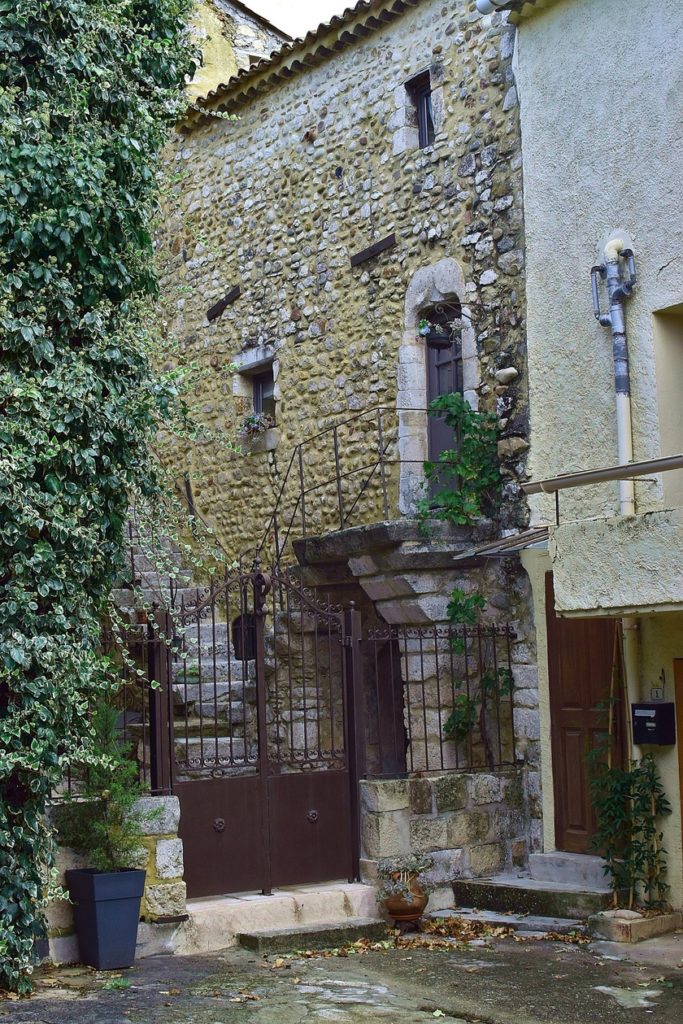 ruelle du vieux village de St Just d'Ardèche, oct 2021, photo de Pierre Pujuguet