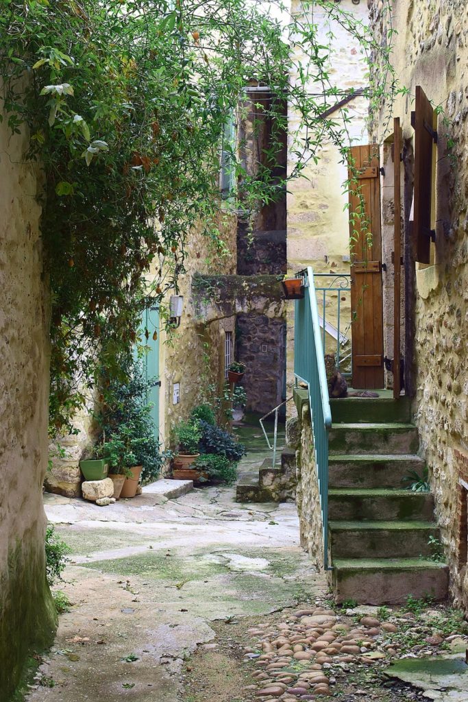 ruelle du vieux village de St Just d'Ardèche, oct 2021, photo de Pierre Pujuguet