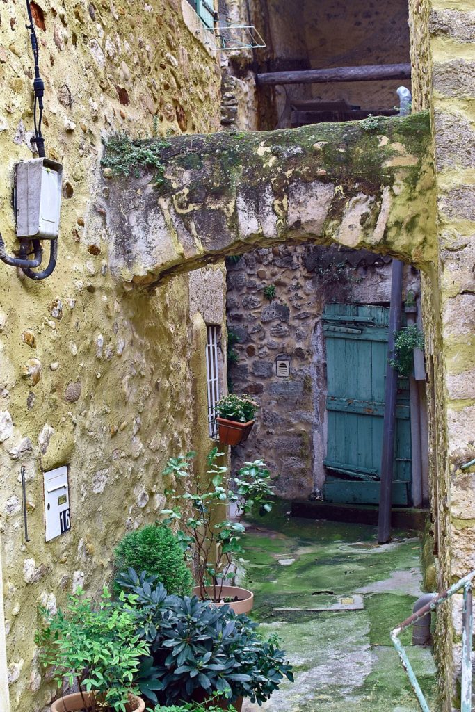 ruelle du vieux village de St Just d'Ardèche, oct 2021, photo de Pierre Pujuguet