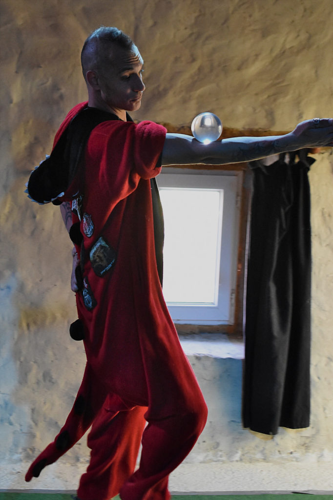 Julien Véré, balle de contact, octobre 2021, Résidence au Renard Mesquin, photo de Pierre Pujuguet