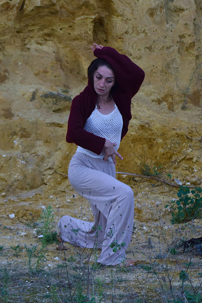 Lilou, danseuse de la Cie Lil'Una en résidence au Renard Mesquin, Octobre 2021, photo de Pierre Pujuguet