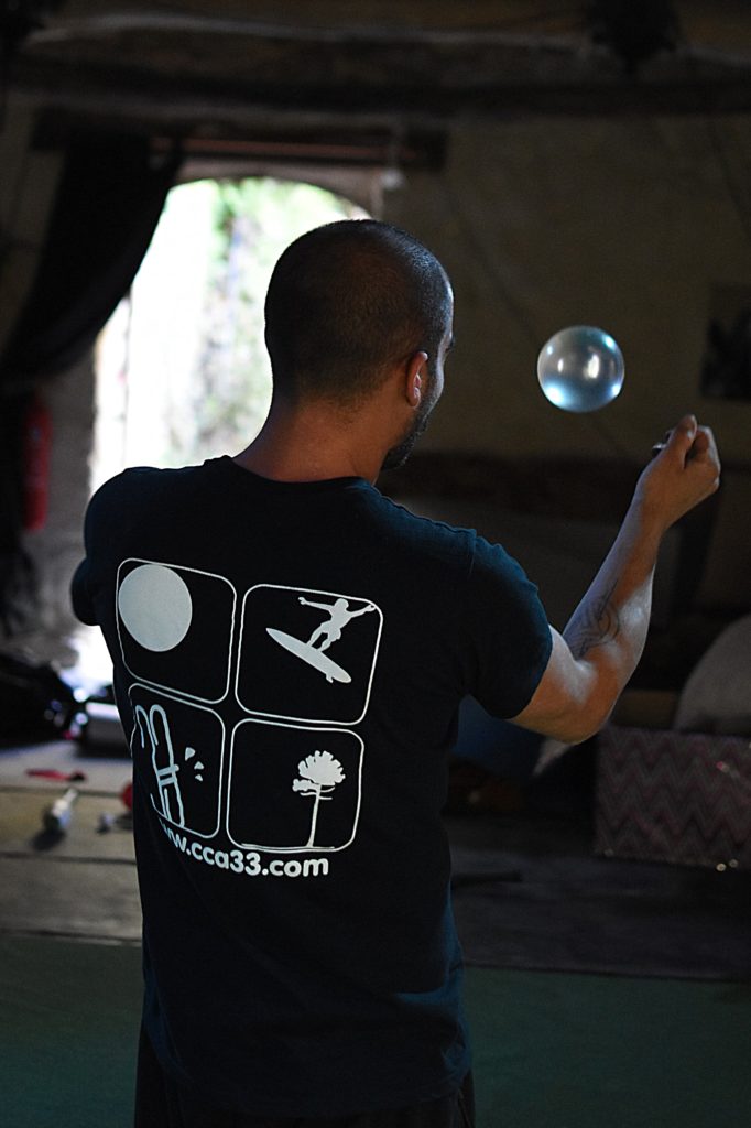 Thibault Chabbert, balle de contact, octobre 2021,Résidence au Renard Mesquin, photo de Pierre Pujuguet